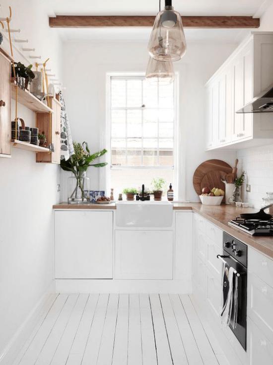 L keittiö kaunis puhdas retro -tyylinen keittiöikkuna valkoiset kaapit puupalkkihylly oikealla seinällä