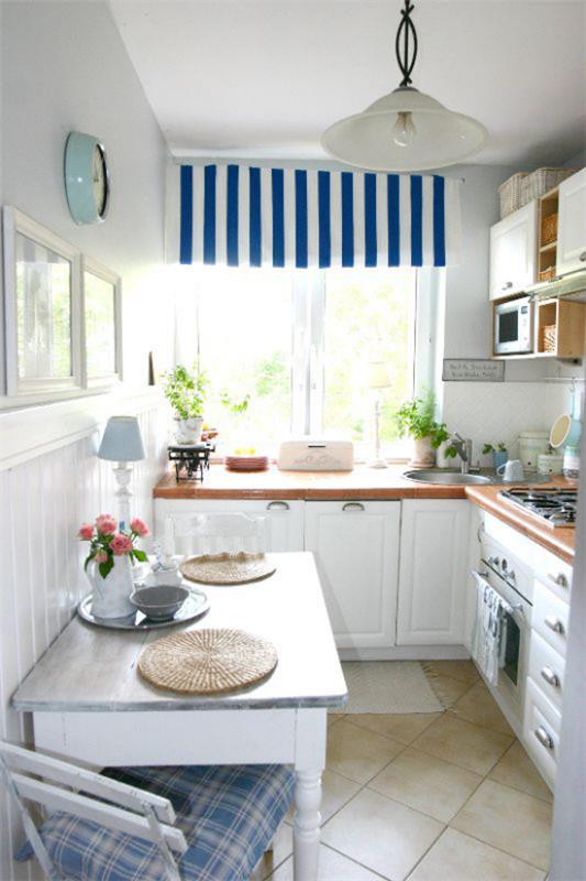 L-keittiö tyypillinen keittiömuotoilu 80-luvulta valkoisena ja sinisenä