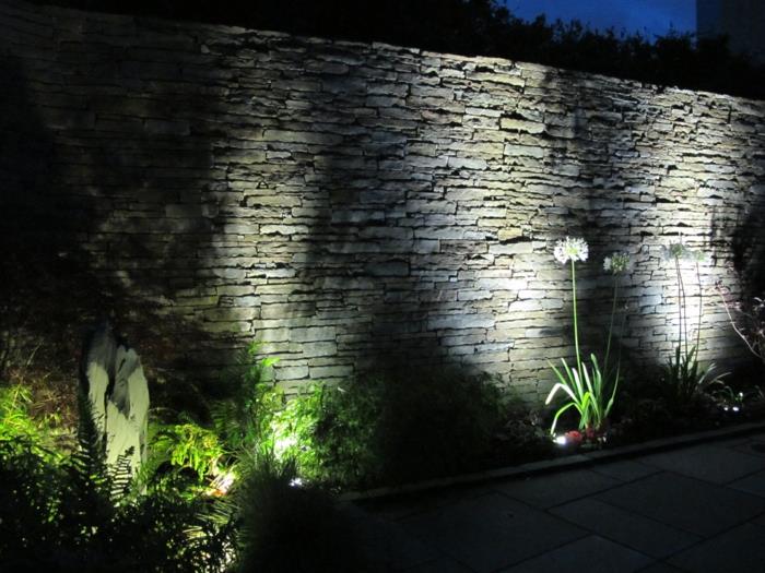 LED -valaistus puutarhan kävelytien seinään