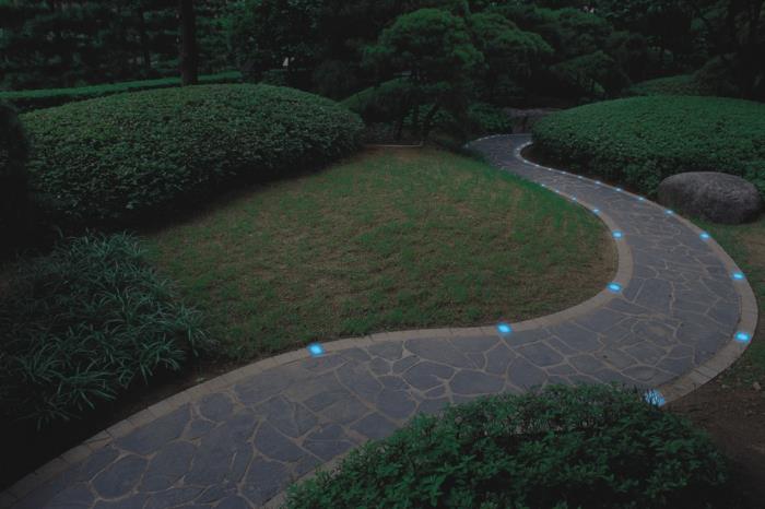 LED -valaistus puutarhan jalkakäytävällä huomaamattomasti