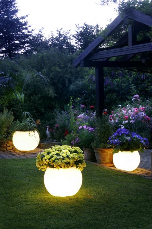LED -valaistus puutarhakäytävän hehkuvat maljakot