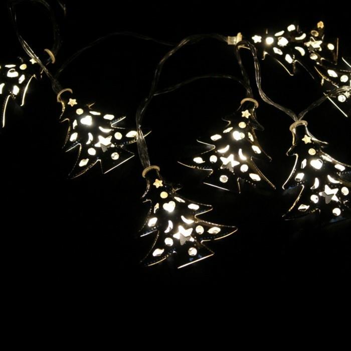 LED -jouluvalot maagisia kuusia, joissa on reikiä