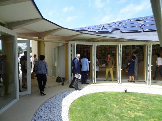 LMVH Fukushiman lastenkeskuksen sisäpihan kestävän arkkitehtuurin katto -aurinkopaneelit