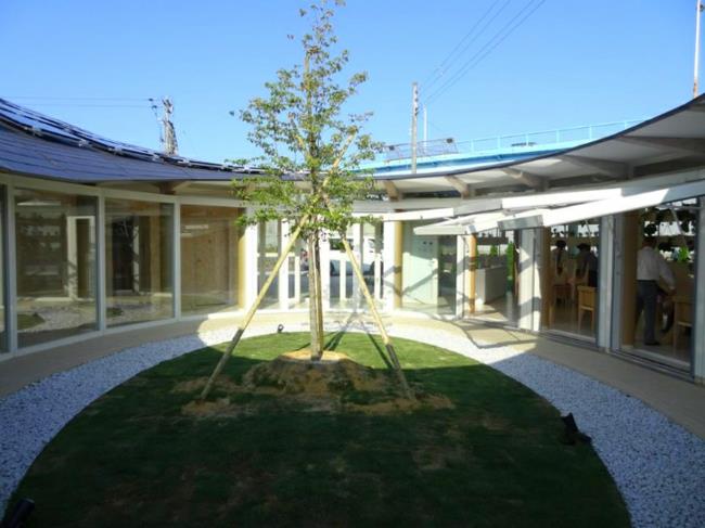 LMVH Fukushiman lasten keskus kestävän arkkitehtuurin aurinkopaneelit