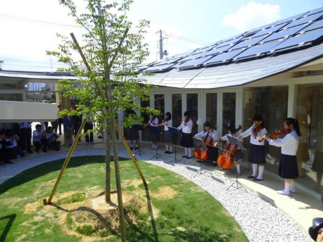 LMVH Fukushima Kids Center hyväntekeväisyyskonsertti kestävän arkkitehtuurin aurinkopaneelit