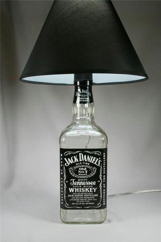 Tee omat lamput DIY -lampunjalusta Jack Danielsin pullo