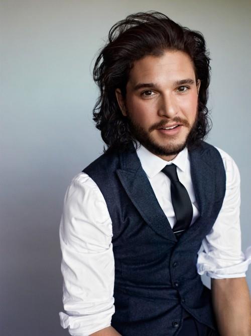 Pitkä moderni miesten kampaussarja harington