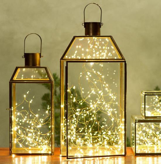 Lyhdyt Joulukoristeita sisältä ja ulkoa kolme LED -keijuvalaisimilla koristeltua lyhtyä näyttävät kiiltävältä kauniilta
