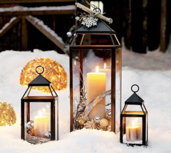 Lyhdyt Joulukoristeita sisältä ja ulkoa kolme metallilyhtyä lumessa kullankeltainen loistaa juhlatunnelmaa