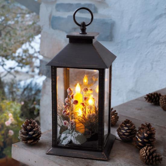 Lyhdyt Joulukoristeita LED -kynttilän sisällä ja ulkopuolella on fiksu koristeidea