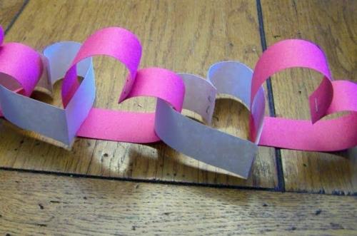 Helppo DIY -juhlakoriste paperisydämistä violetti vaaleanpunainen