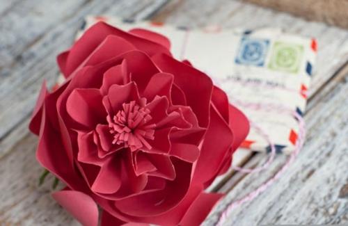 Helppo DIY -juhlakoriste paperisesta punaisesta kukka -origamista