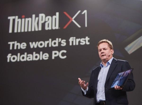 Lenovo työskentelee ThinkPad X1 -tietokoneella, jossa on taitettava näyttö Christian teismann -konferenssi