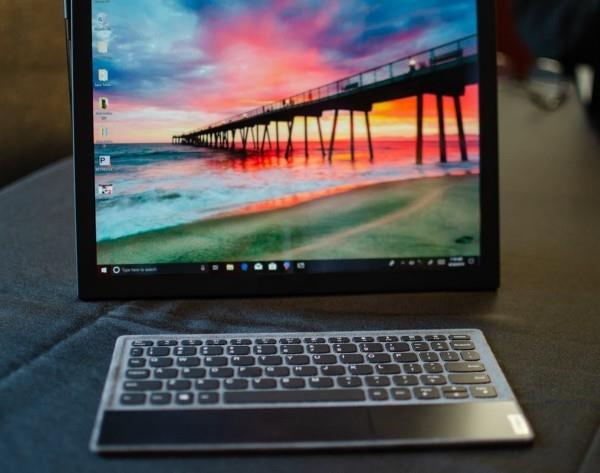 Lenovo työskentelee ThinkPad X1 -tietokoneessa, jossa on taitettava näyttötietokone näppäimistöllä