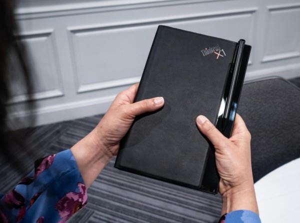 Lenovo työskentelee ThinkPad X1 -tietokoneella, jossa on taitettava näyttö ja manuaalinen kannettava tietokone