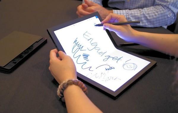Lenovo työskentelee ThinkPad X1 -tietokoneella, jossa on taitettava näyttö kannettavan tietokoneen piirustuskynä