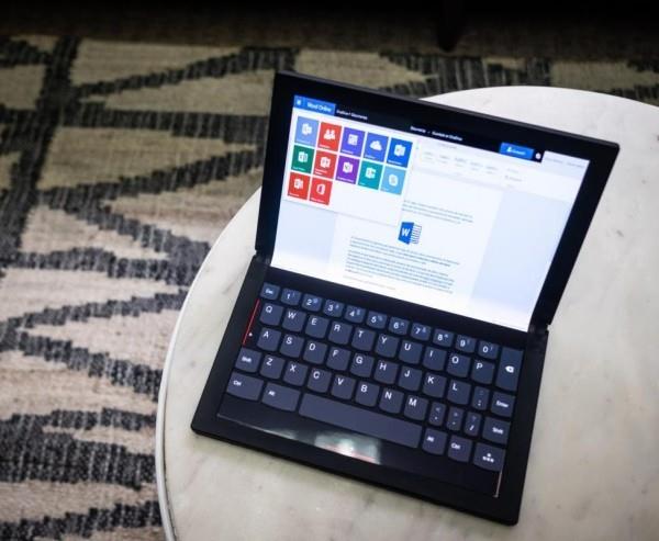 Lenovo työskentelee ThinkPad X1 -tietokoneella, jossa on taitettava näyttömuistikirja digitaalista kirjoittamista varten