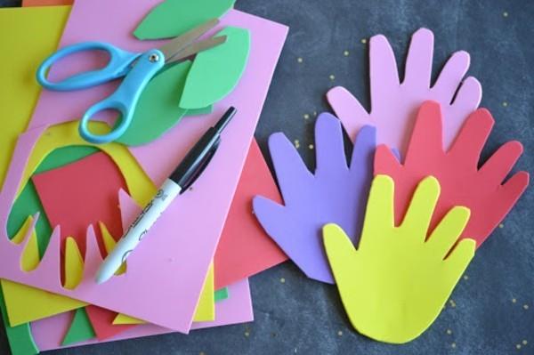 Tee kirjanmerkkejä lasten kanssa leikata värikkäitä lasten käsiä