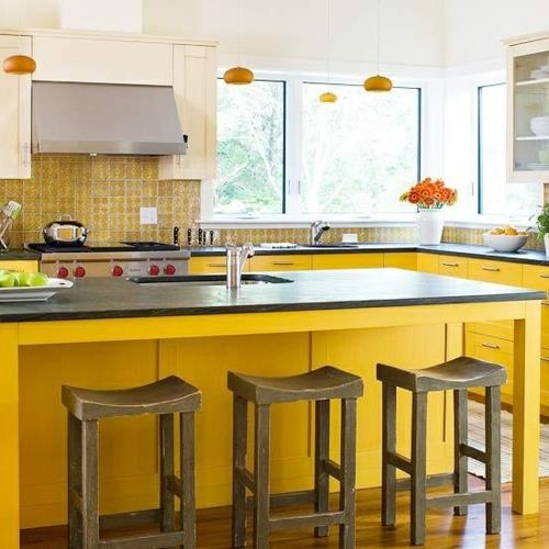 Hehkuva keltainen keittiöpinnat maalaismainen jakkara