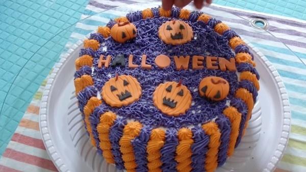 Violetti ja oranssi - Halloween -kakkuideoita