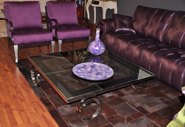 Violetti olohuone, vaikuttava design sohvapöytä sohva