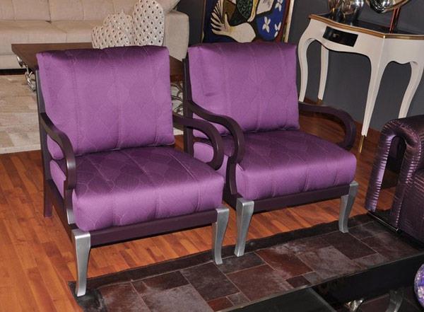 Violetti olohuone, vaikuttava muotoilu nojatuoli matto