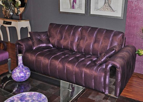 Violetti olohuone, vaikuttava design -sohvapöytä