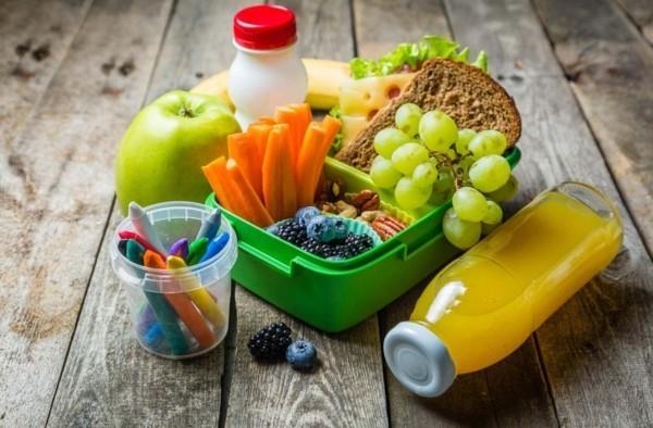 Lounaslaatikon lapset syövät terveellistä päiväkodin hedelmämehua
