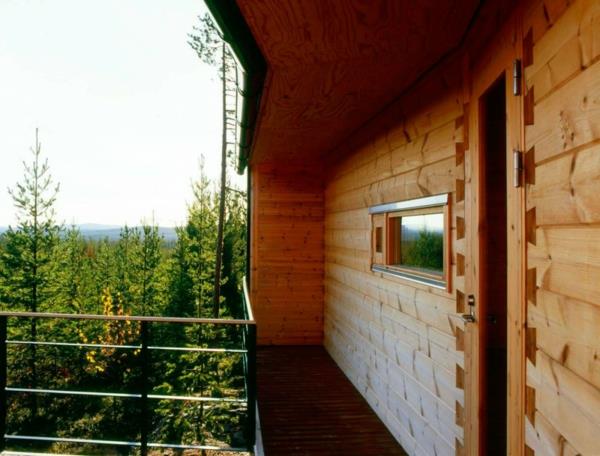 Ylellinen Villa Valtasen puuterassi ulkoalueella