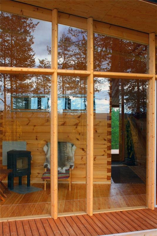 Ylellinen Villa Valtasen puinen julkisivu puulattiapalkit -ikkuna