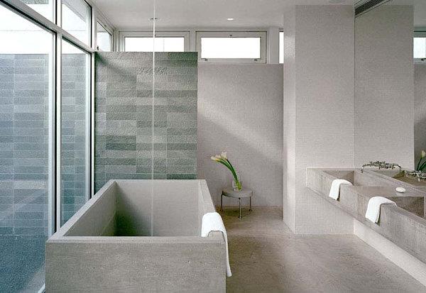 Ylellinen kylpyhuone suunnittelee kylpyhuoneen laatat kylpyamme kukat tuoreet liljat