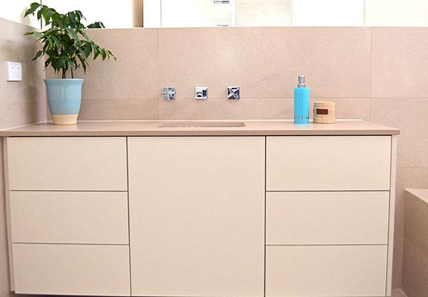 Ylelliset kylpyhuoneideat kylpyhuoneen laatat turhamaisuus pesuallas beige
