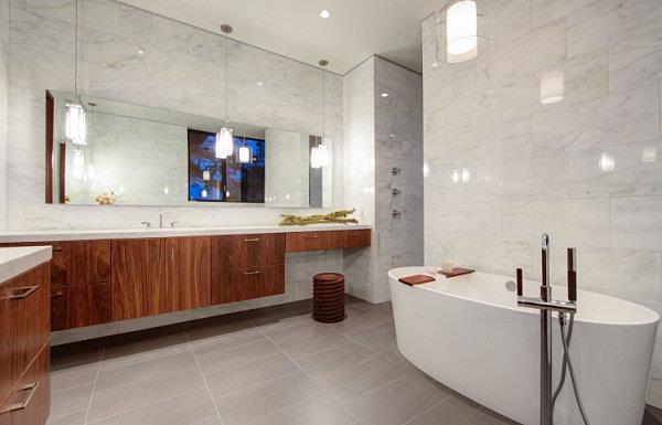 Ylellinen kylpyhuone upeat puupinnat marmorilaatat