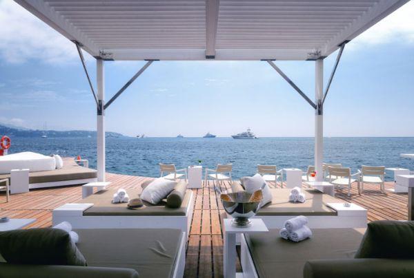 Ylellinen rantabaari ja terassi monaco life club -katosohvat
