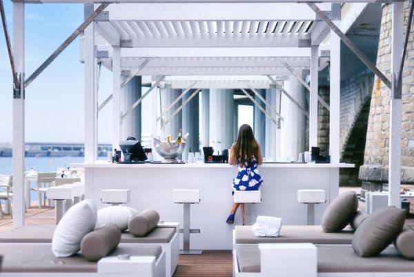 Ylellinen rantabaari ja terassi monaco life club juomia baarituolit selkänoja