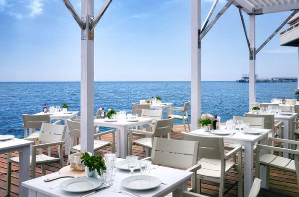Ylellinen rantabaari ja terassi Monaco Life Club -puulattiat