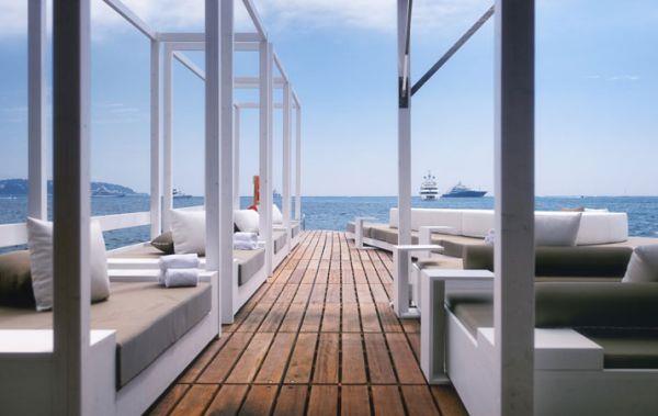 Ylellinen rantabaari ja terassi monaco life club -rungon sohvatyynyt