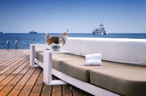 Ylellinen rantabaari ja terassi Monaco Life Club -sohvapuulattiat