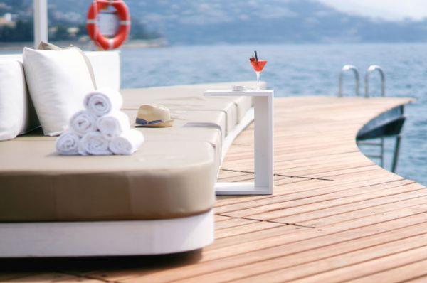 Ylelliset rantabaari ja terassi Monaco Life Club -sohvat