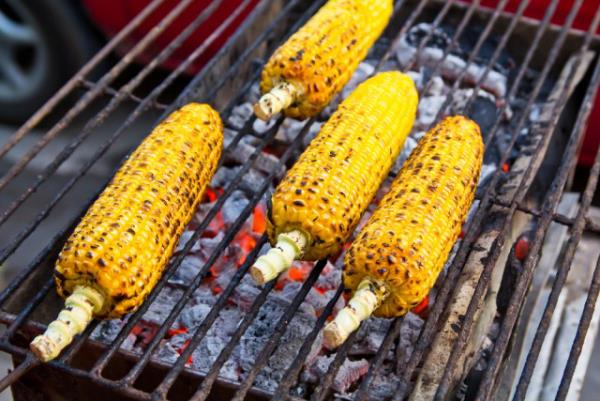 Maissi cob -grilliritilällä hehkuva hiili kesäjuhlat