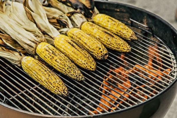 Maissi maissintähkägrillillä, varsi, poista lehdet ennen grillaamista