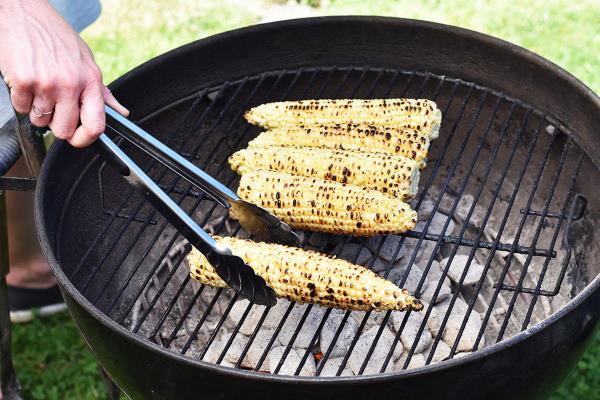 Maissi maissintähkägrillillä ulkona grillikaudella täydessä vauhdissa