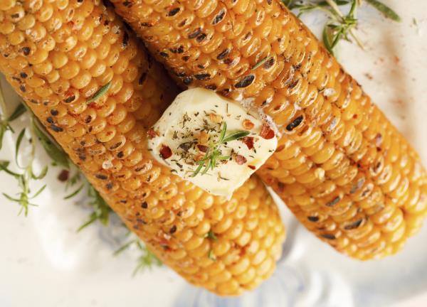Maissintähkä grillaa palan yrttivoita sen kesän makuun