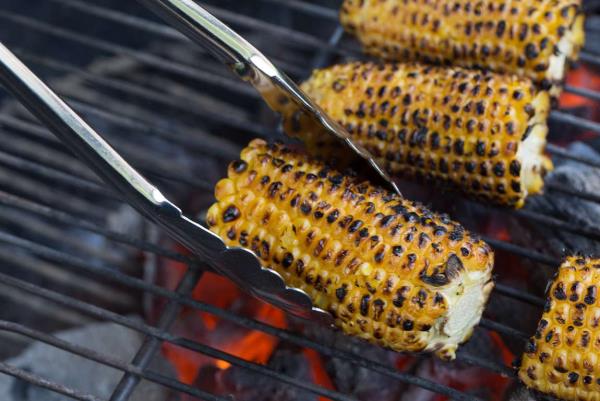 Grillattu maissintähkä marinadilla persiljasipuliviipaleilla vastustamattoman herkullista kesän makua