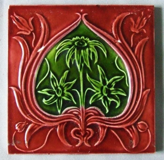majolica -keramiikassa Italiassa on käsintehty kuvio perinteinen punainen vihreä