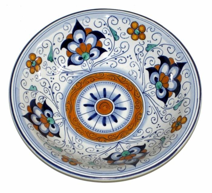 majolica -keramiikassa Italiassa on perinteinen käsintehty kuvio