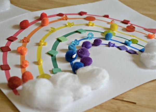 Maalaus ja käsityöt 2 -vuotiaiden lasten kanssa - luovia ja yksinkertaisia ​​ideoita pikkulasten sateenkaaren väripelille