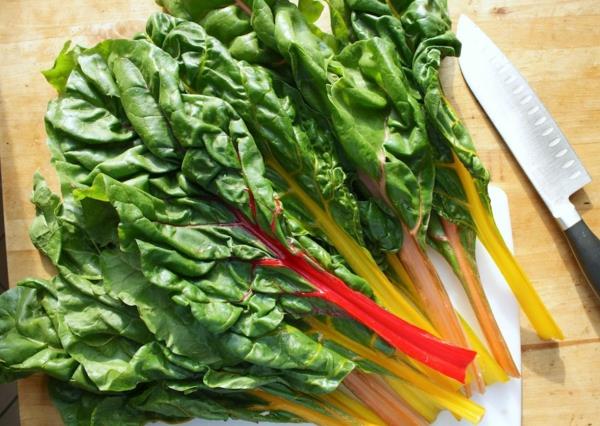 Sveitsiläinen chard -keittoresepti keitto -chard -lajikkeiden valmistukseen