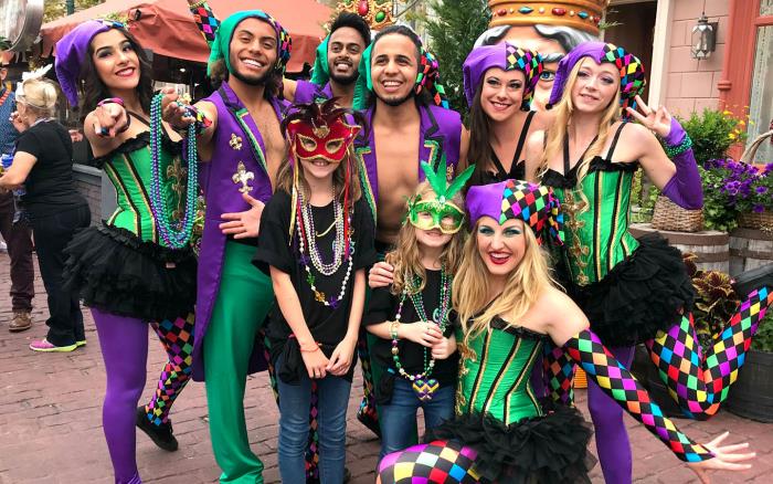 Mardi Gras Carnival -juhlat ovat erittäin suosittuja Amerikassa. Helmi -kaulakoru, joka on valmistettu muovista helmistä violetilla kullankeltaisella vihreällä