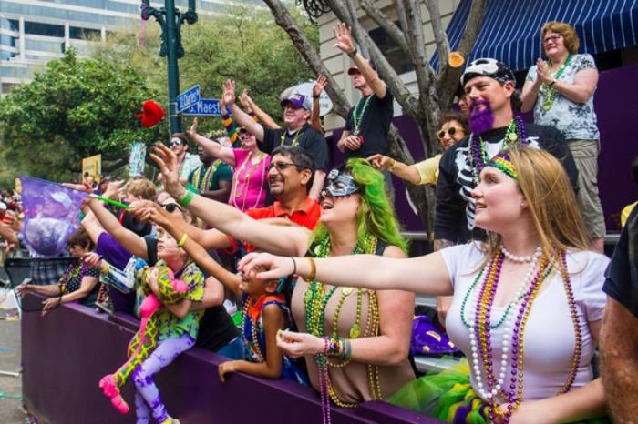 Mardi Gras Mardi Gras Carnival -juhlat amerikkalaisille katsojille, turistit odottavat valloitetuista helmistä